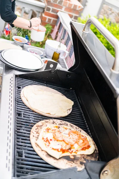 Egyedi Grillezett Pizzák Előkészítése Szabadtéri Gázgrillsütőn — Stock Fotó