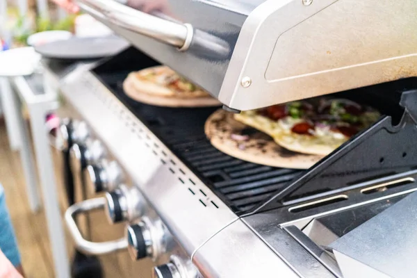 Preparación Pizzas Parrilla Individuales Una Parrilla Gas Aire Libre — Foto de Stock