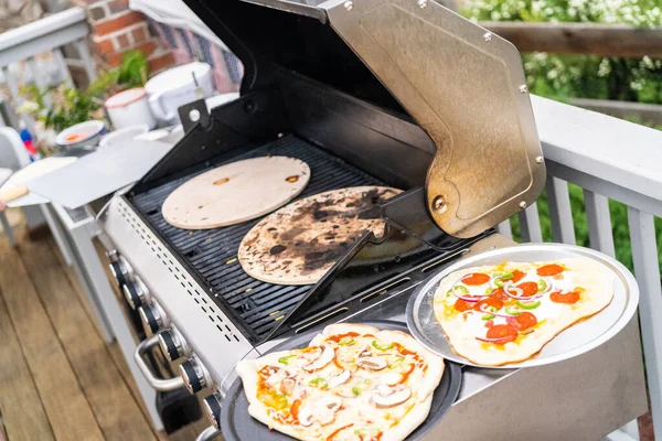 Förberedelse Enskilda Grillade Pizzor Gasgrill Utomhus — Stockfoto