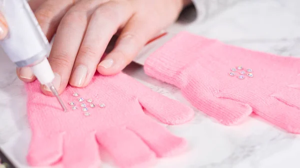 Strass Rosa Kinderhandschuhe Mit Schneeflockenformen — Stockfoto