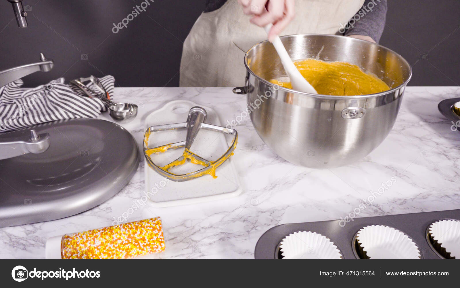 https://st2.depositphotos.com/1118354/47131/i/1600/depositphotos_471315564-stock-photo-scooping-pumpkin-spice-cupcake-batter.jpg