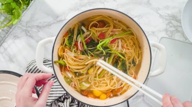 Düz yatıyordu. Adım adım. Maden işlemeli, dökme demir bir fırında makarna tarifi pişiriyorum..