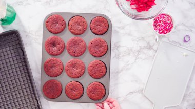 Düz yatıyordu. Adım adım. Mutfak rafında kırmızı kadife kekler serinliyor..