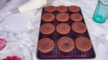 Adım adım. Mutfak rafında kırmızı kadife kekler serinliyor..