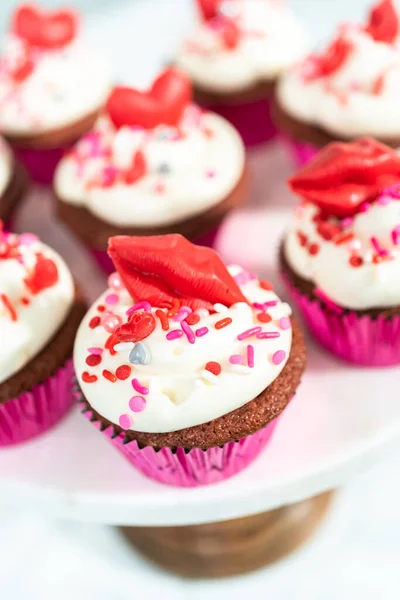 Bolinhos Veludo Vermelho Com Cobertura Queijo Creme Decora Com Coração — Fotografia de Stock