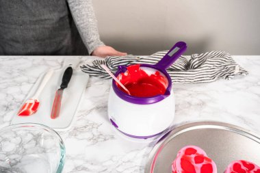 Eriyen kırmızı çikolata, eriyen şeker tenceresinde erir..