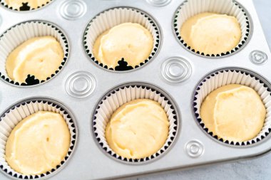 Mardi Gras vanilyalı kek pişirmek için folyolu kek dilimli vanilyalı kek hamuru..