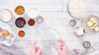 Düz yatıyordu. Çikolatalı ahududu kekleri pişirmek için malzemeler karıştırıyorum..