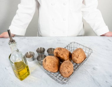 Tezgahta baharatlı fırında patates dilimleri hazırlamak için..