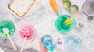 İtalyan tereyağı kremasını kepçeleyip metal uçlu boru torbalarına dolduruyorlar..