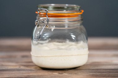 Ekşi mayalı ekmek pişirmek için cam bir mason kavanozunda başlangıç yapıyorum..