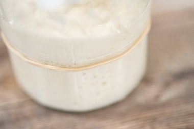 Ekşi mayalı ekmek pişirmek için cam bir mason kavanozunda başlangıç yapıyorum..