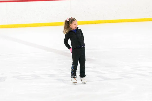 Ragazzina Pratica Pattinaggio Artistico Muove Sulla Pista Pattinaggio Coperta — Foto Stock