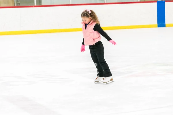 Kleines Mädchen Übt Eiskunstlauf Auf Der Eishalle — Stockfoto