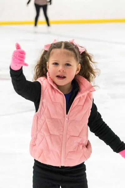 Kleines Mädchen Übt Eiskunstlauf Auf Der Eishalle — Stockfoto