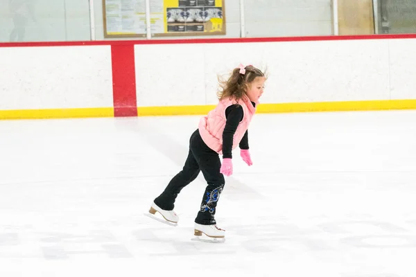 Küçük Kız Buz Pistinde Artistik Patinaj Yapıyor — Stok fotoğraf