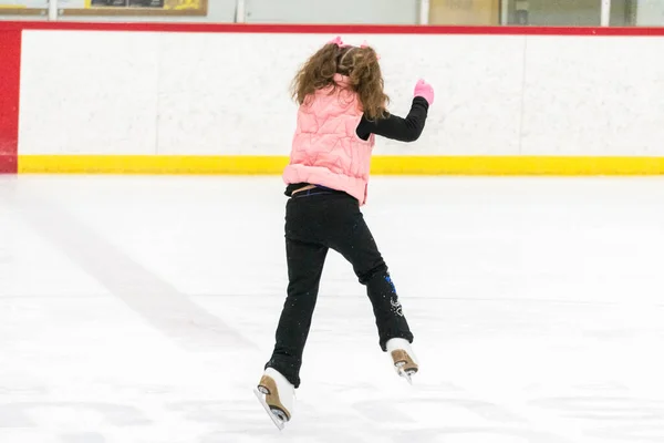 Ragazzina Pratica Pattinaggio Artistico Muove Sulla Pista Pattinaggio Coperta — Foto Stock