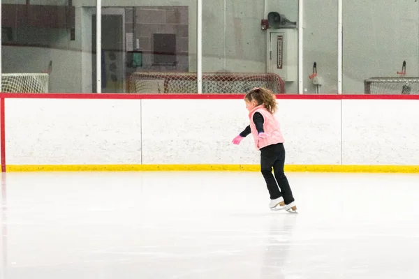 Pequeña Patinadora Practicando Sus Elementos Práctica Patinaje Artístico Matutino —  Fotos de Stock