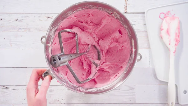 Piatto Preparazione Crema Burro Formaggio Lampone Miscelatore Cucina Cuocere Cupcake — Foto Stock
