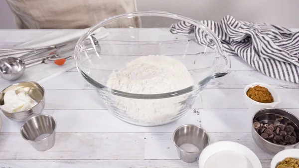 Blandning Ingredienser För Att Baka Choklad Hallon Cupcakes — Stockfoto