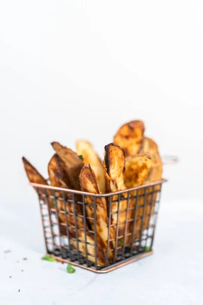 Batata Recém Assada Cunhas Com Especiarias Uma Cesta Arame — Fotografia de Stock