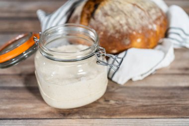 Ekşi mayalı ekmek pişirmek için cam bir mason kavanozunda başlangıç yapıyorum..