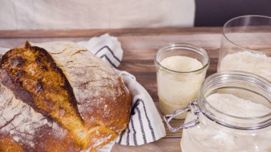 Ev yapımı mayalı buğday ekmeğini dökme demir Hollanda fırınında pişirmek.