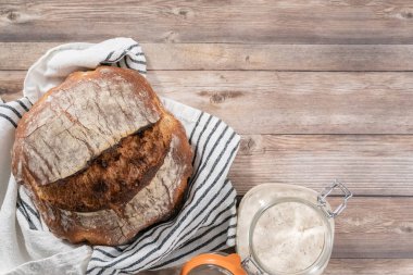 Düz yatıyordu. Taze pişmiş mayalı çavdar ekmeği..