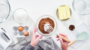 Adım adım. Düz yatıyordu. Çikolatalı kurabiye pişirmek için karışımı bir bardakta karıştırıyorum..