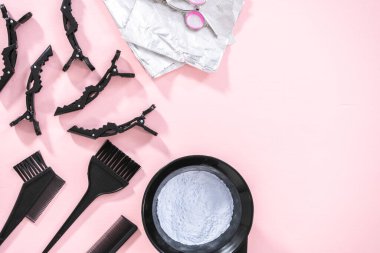 Düz yatıyordu. Siyah plastik bir kasede pembe arka planda saç boyası tozu..