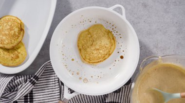 Adım adım. Düz yatıyordu. Kızarmış balkabaklı krep kızartma tavasında hamuru..