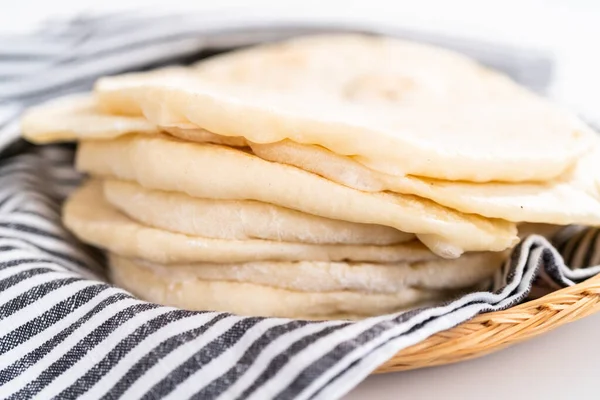 Stapel Vers Gebakken Plat Brood Gewikkeld Een Keukendoek — Stockfoto