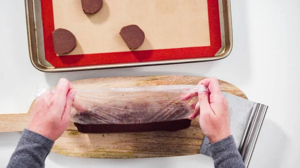 Paso Paso Acostado Corte Masa Galletas Chocolate Una Tabla Cortar —  Fotos de Stock