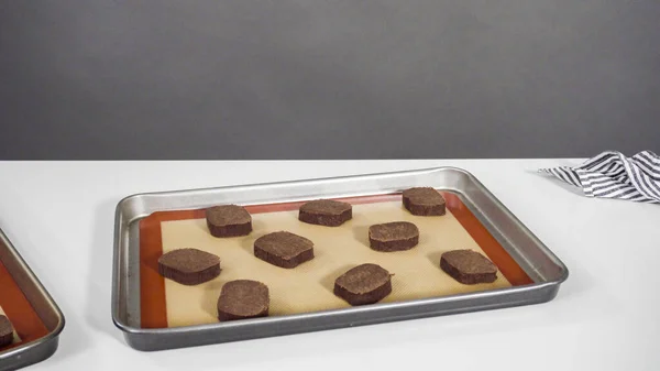Schritt Für Schritt Ungebackene Schokoladenkekse Auf Einem Backblech Mit Silikonhülle — Stockfoto