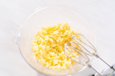 Çikolatalı kekle çikolatalı keki karıştırmak için bardaktaki malzemeleri karıştırıyorum..