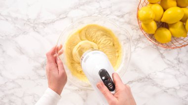 Düz yatıyordu. Adım adım. Limonlu kek hazırlamak için karıştırma kabındaki malzemeleri karıştırıyorum..