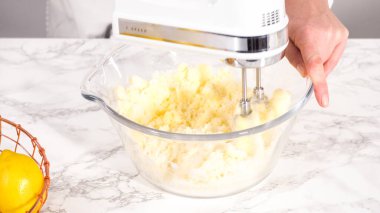 Adım adım. Limonlu kek hazırlamak için karıştırma kabındaki malzemeleri karıştırıyorum..