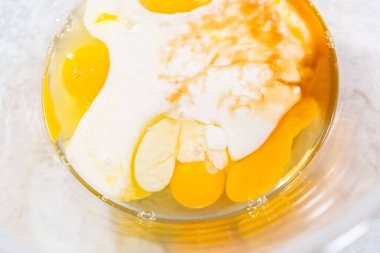 Kırmızı kadife kek hazırlamak için karıştırma kabındaki malzemeleri karıştırıyorum..