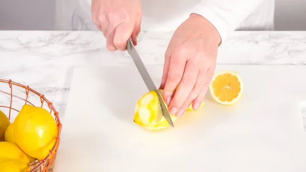 차근차근 위에서 레몬을 자르는 — 스톡 사진