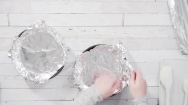 Düz yatıyordu. Adım adım. Ev yapımı şekerleme yapmak için pişirme kabını folyoyla kaplıyorum..