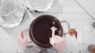 Düz yatıyordu. Adım adım. Basit çikolatalı şekerlemeler yapmak için yemek kabındaki malzemeleri karıştırıyorum..