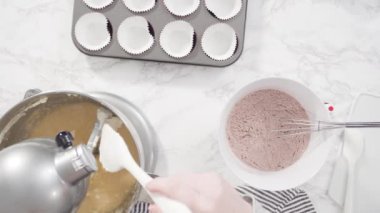 Adım adım. Mutfakta kırmızı kadife kek yapıyorum.