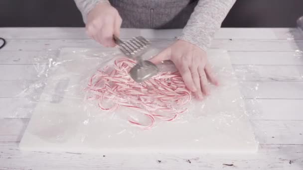 차근차근 사탕수수 사탕을 조각으로 쪼개는 — 비디오