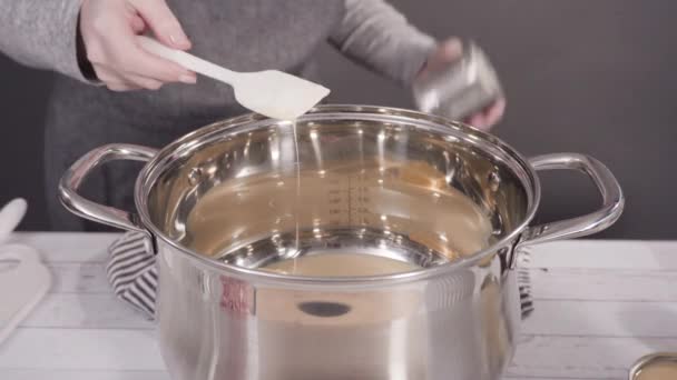 Stap Voor Stap Smelten Van Witte Chocolade Chips Kookpot Suikerriet — Stockvideo