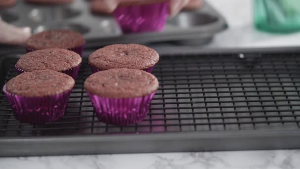 Schritt Für Schritt Rote Samt Cupcakes Der Küche — Stockvideo