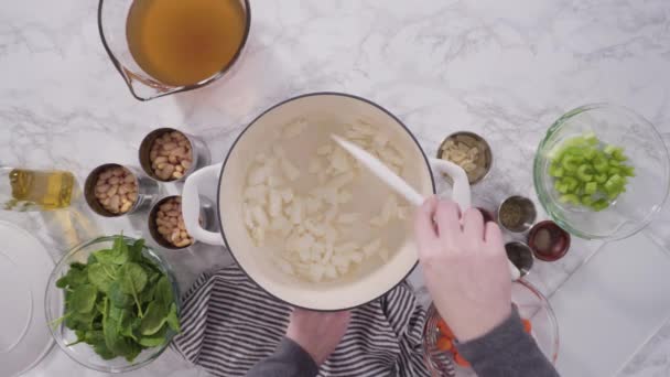 白豆のスープを調理します 鋳鉄オランダオーブン — ストック動画