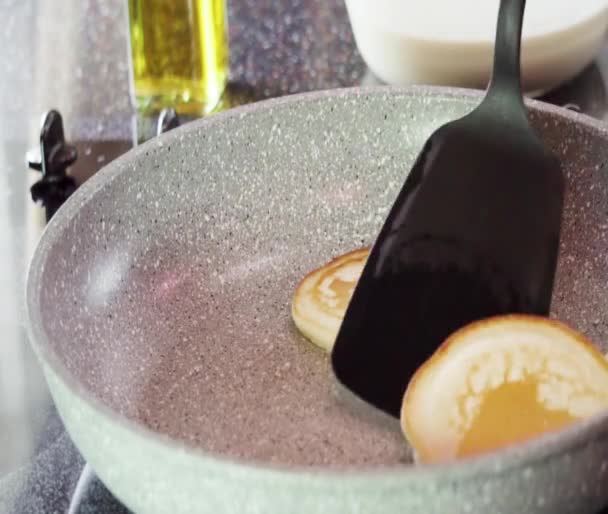 Faire frire des mini crêpes dans une poêle antiadhésive.