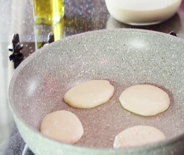 Mini Pfannkuchen Müsli Einer Beschichteten Pfanne Braten — Stockvideo