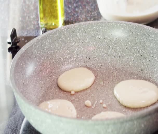 Mini Pfannkuchen Müsli Einer Beschichteten Pfanne Braten — Stockvideo