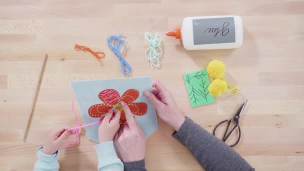 Niña Aprendiendo Coser Con Kit Costura Artesanal Para Niños — Vídeos de Stock